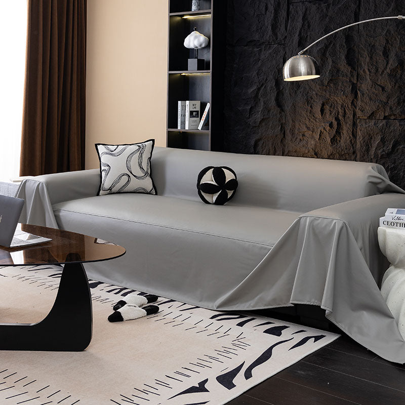 Sofaüberwurf aus Kunstleder Perlgrau, über ein Sofa gelegt