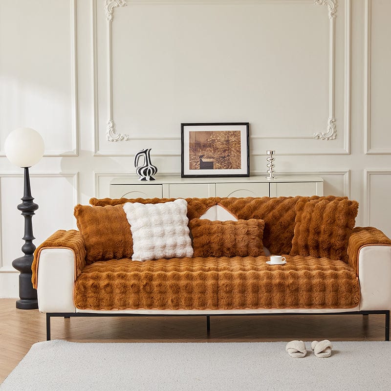 EasyCover-Sofabezug aus wattiertem Kunstfell, Karamellbraun Noppen, auf einem Sofa