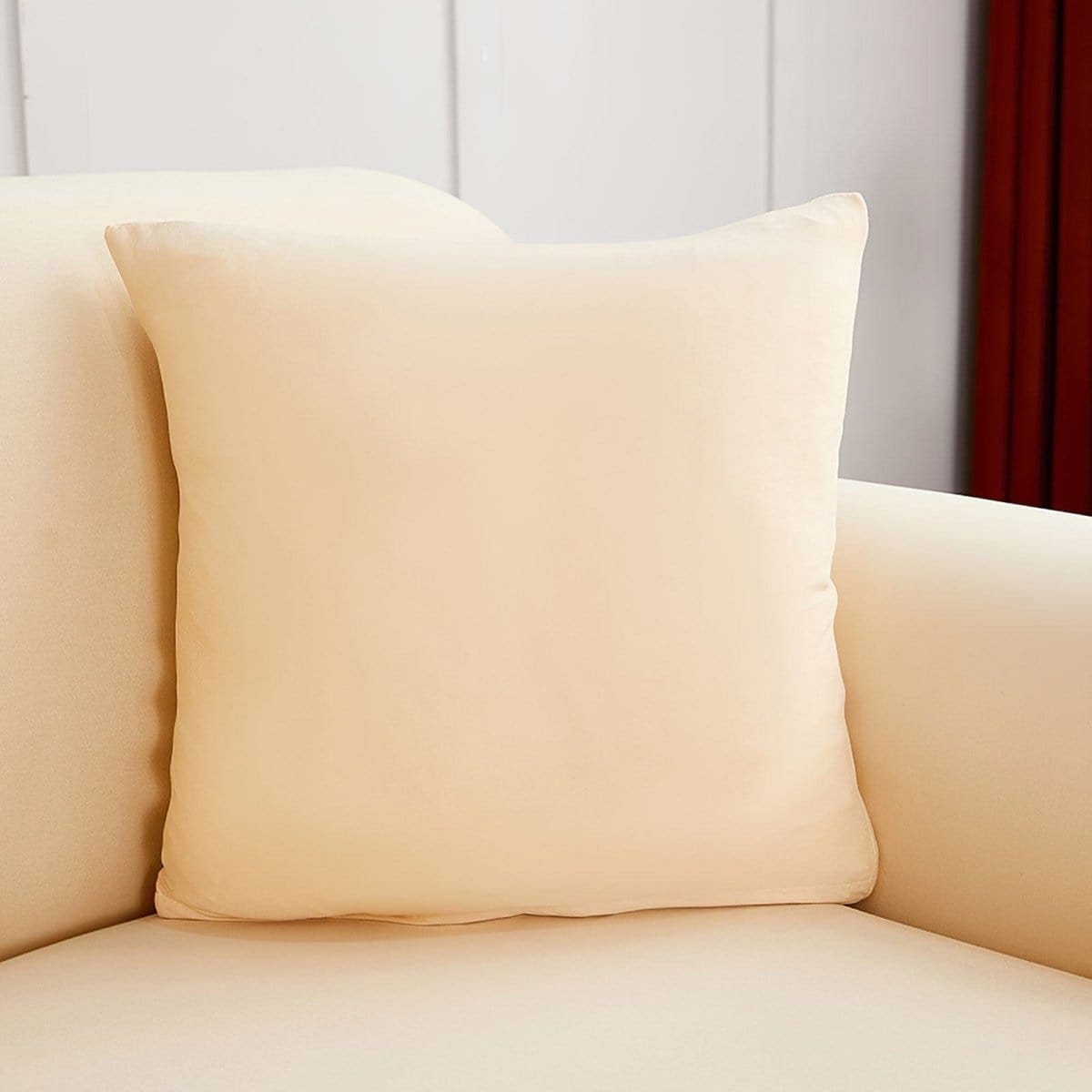 Stretch-Kissenbezüge 45 × 45 cm — 2er-Set, Beige, auf einem Sofa