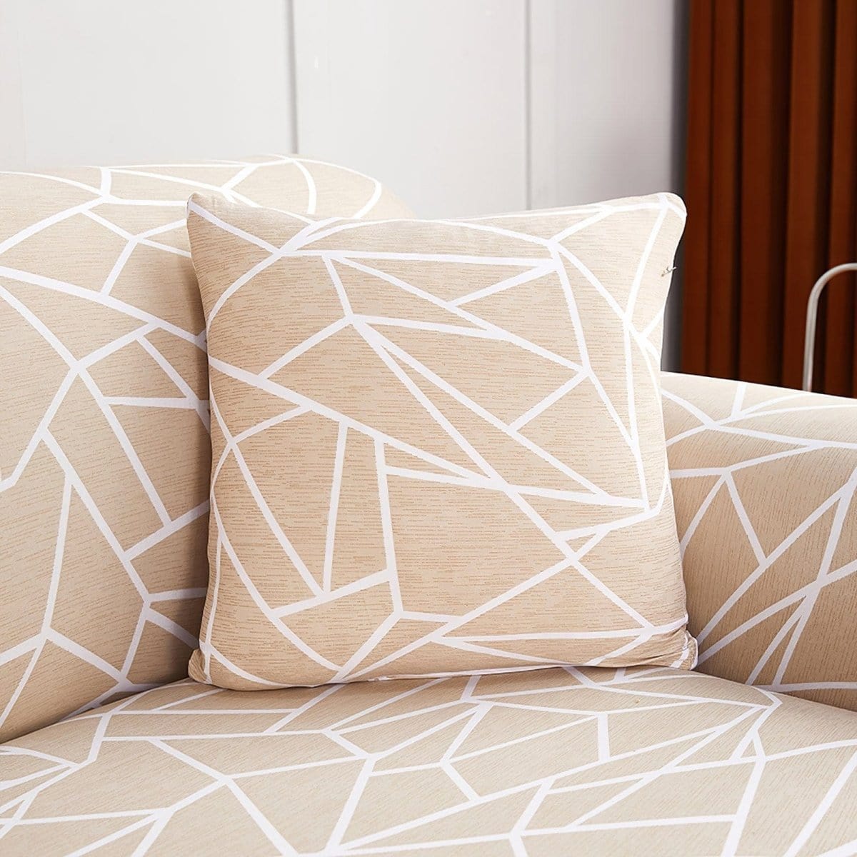 Stretch-Kissenbezüge 45 × 45 cm — 2er-Set, Beige Grafikmuster, auf einem Sofa