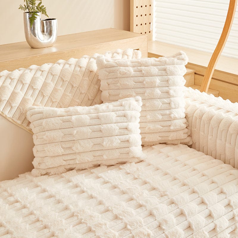 EasyCover-Kissenbezug aus dickem Kunstfell — 1 Stück, Cremeweiß Pflasterstein, auf einem Sofa