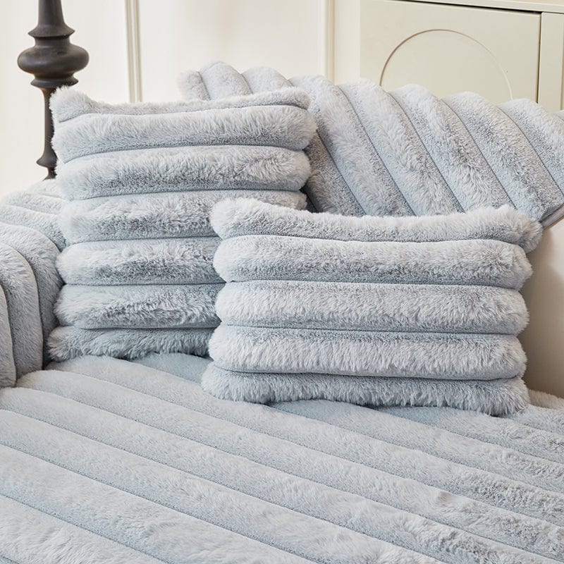 EasyCover-Kissenbezug aus Kunstfell — 1 Stück, Blau Streifen, auf einem Sofa