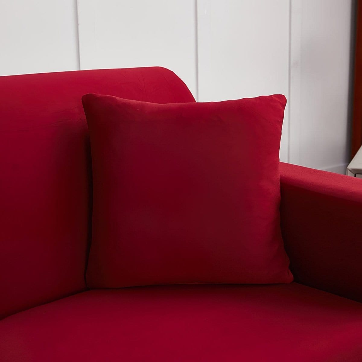 Stretch-Kissenbezüge 45 × 45 cm — 2er-Set, Bordeaux, auf einem Sofa