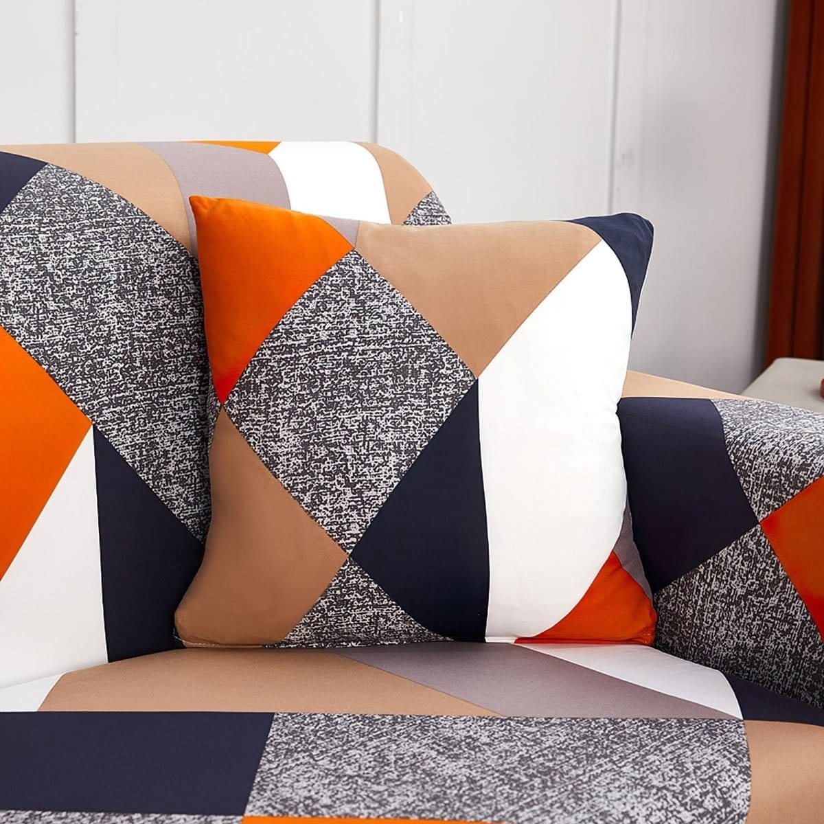 Stretch-Kissenbezüge 45 × 45 cm — 2er-Set, Patchwork Orange und Marine, auf einem Sofa